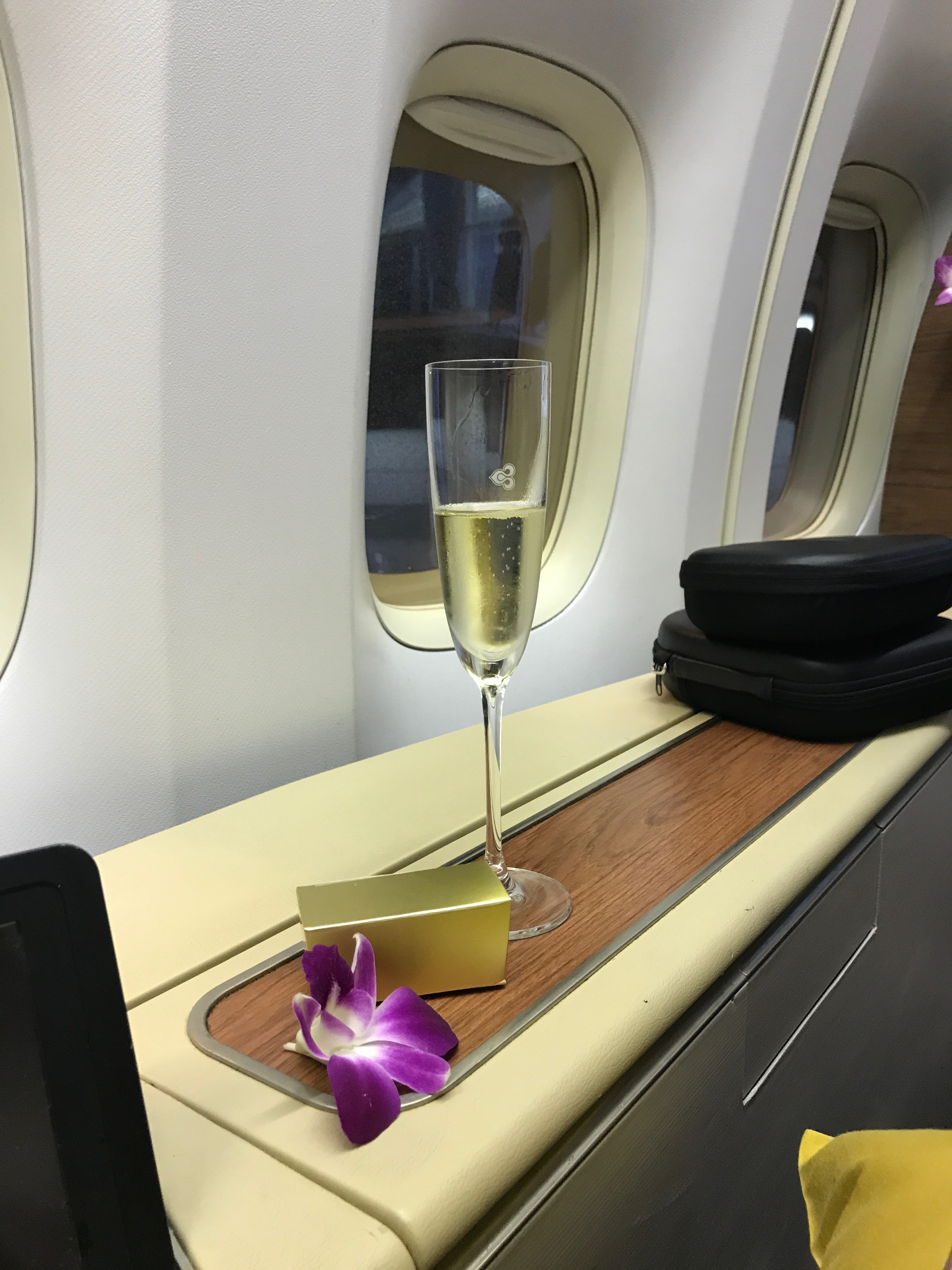 Review: Thai Airways B747 First Class | HKG-BKK
