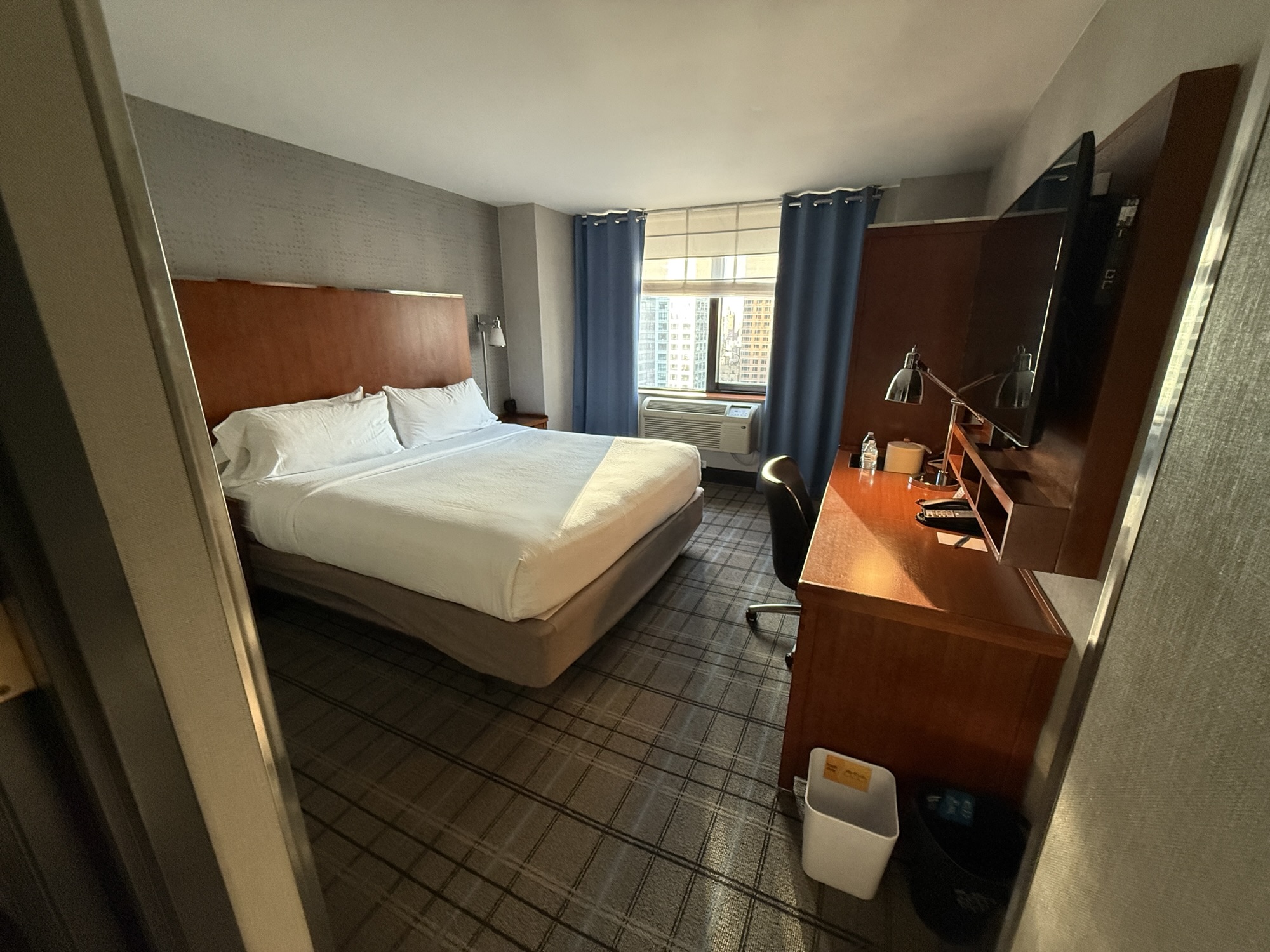 Four Points by Sheraton NYC Midtown king bed room